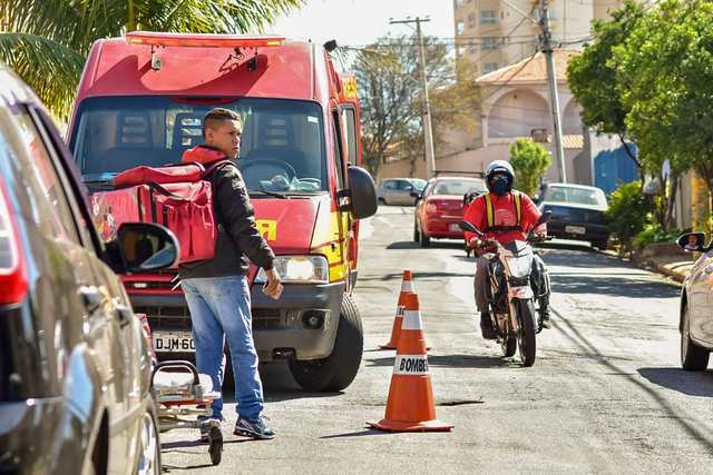 Motoqueiro fica ferido, em Piracicaba, após colidir com automóvel no trânsito