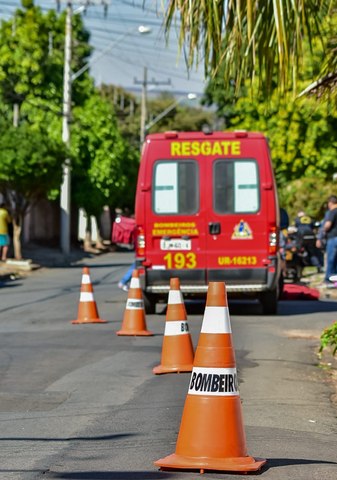 Motoqueiro fica ferido, em Piracicaba, após colidir com automóvel no trânsito