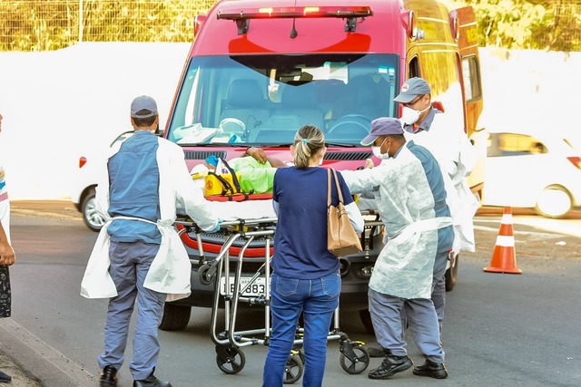 Acidente envolvendo carro e bicicleta deixa um ferido, em Piracicaba