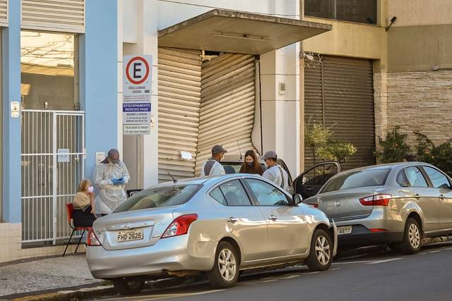 Após acidente de trânsito, veículo quase invade estabelecimento em Piracicaba Após acidente de trânsito, veículo quase invade estabelecimento em Piracicaba