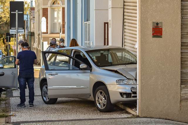 Após acidente de trânsito, veículo quase invade estabelecimento em Piracicaba Após acidente de trânsito, veículo quase invade estabelecimento em Piracicaba