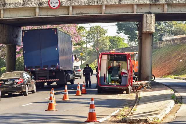 Motoqueiro perde controle e sofre grave acidente próximo à Curva do S, em Piracicaba Motoqueiro perde controle e sofre grave acidente próximo à Curva do S, em Piracicaba