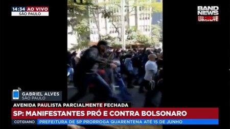 Torcidas rivais se unem em ato a favor da democracia na Paulista Torcidas rivais se unem em ato a favor da democracia na Paulista