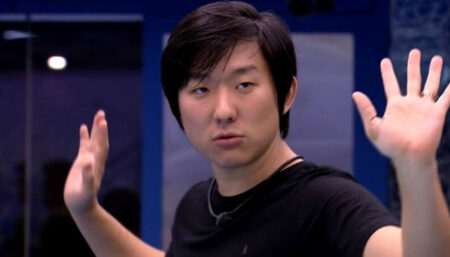 Eita! Ex-BBB Pyong Lee revela que mandava nudes “até mostrando o rosto” Ex-BBB Pyong Lee abre o jogo sobre intimidade