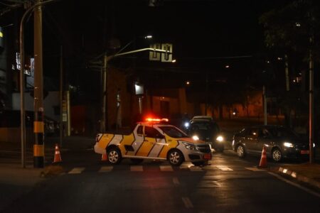 Acidente deixa parte de avenida sem luz, em Piracicaba