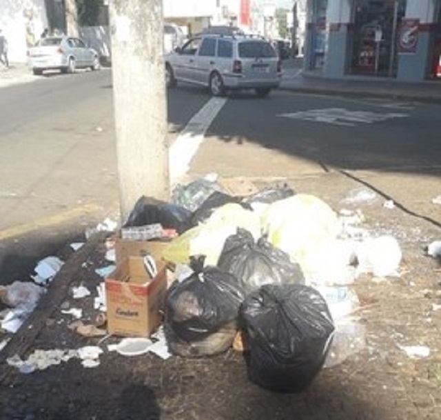 Sedema flagra descarte irregular de lixo na Praça Takaki, em Piracicaba