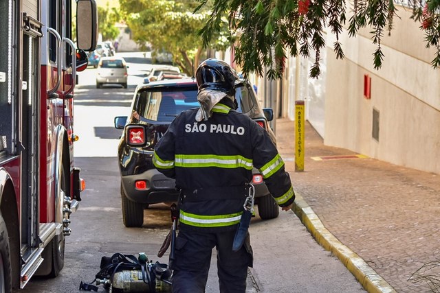 Em Piracicaba, bombeiros são acionados para conter fogo em cozinha de apartamento
