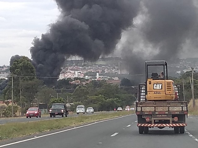 Incêndio atinge área de reciclagem às margens da rodovia Piracicaba – Charqueada
