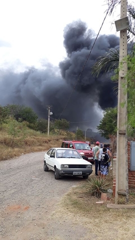 Incêndio atinge área de reciclagem às margens da rodovia Piracicaba - Charqueada Incêndio atinge área de reciclagem às margens da rodovia Piracicaba - Charqueada