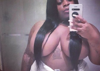 Jojo Todynho posa com os seios de fora