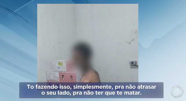 jovem sendo torturado por seguranças em um supermercado