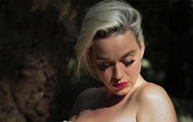 Grávida, Katy Perry aparece nua no clipe de ‘Daisies’, sua nova música