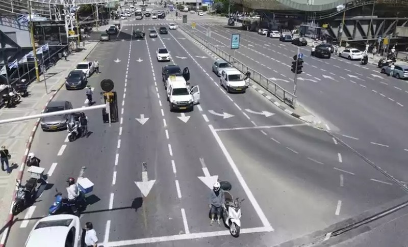 Menino de 5 anos é parado pela polícia ao dirigir carro dos pais em estrada americana