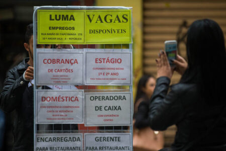 Pandemia destruiu um recorde de 4,9 milhões de postos de trabalho até abril