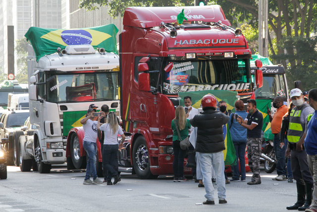 Caminhoneiros desafiam Doria e Covas e fecham duas faixas da Avenida Paulista