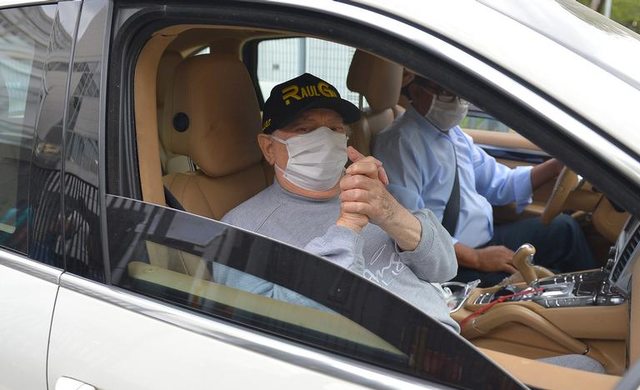 Raul Gil deixa hospital após retirar quase 3 litros de sangue do pulmão em cirurgia arriscada