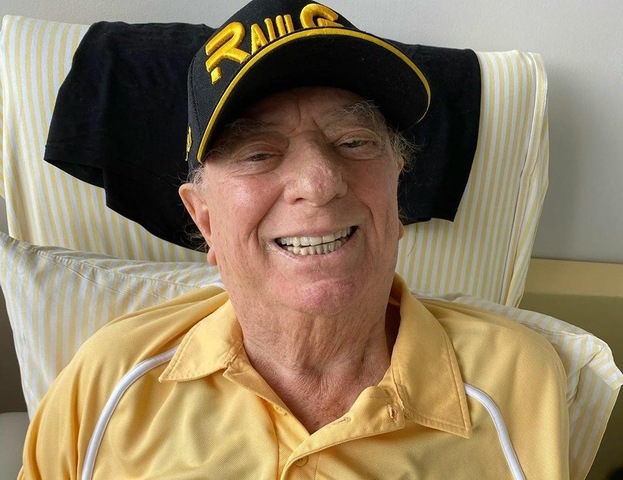 Raul Gil aparece cantando ‘Por Una Cabeza’, e filho diz pai deixará logo hospital