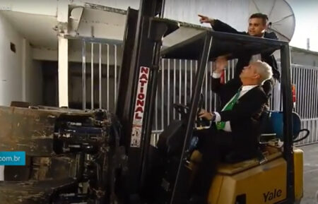 Sikêra Jr. chega em empilhadeira na volta ao Alerta Nacional após contrair Covid-19