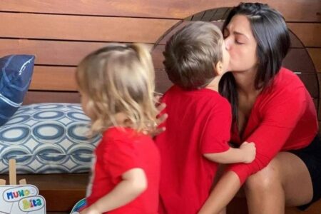 Selinho de Thais Fersoza no filho gera polêmica, e Teló defende esposa