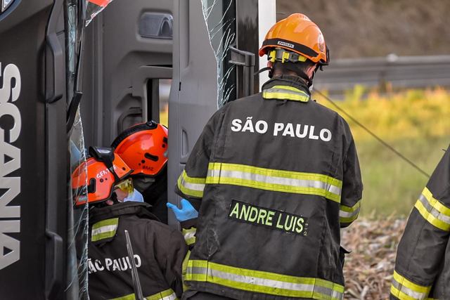 Caminhão tomba em rodovia de Piracicaba e deixa uma pessoa ferida