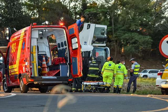 Caminhão tomba em rodovia de Piracicaba e deixa uma pessoa ferida