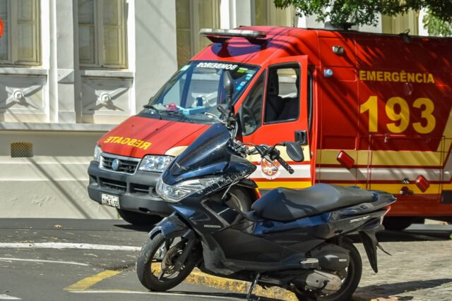 Carro desrespeita placa pare em Piracicaba, causa acidente com moto e foge do local
