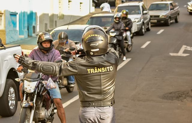 Acidente envolvendo carro e moto deixa trânsito complicado no Centro de Piracicaba