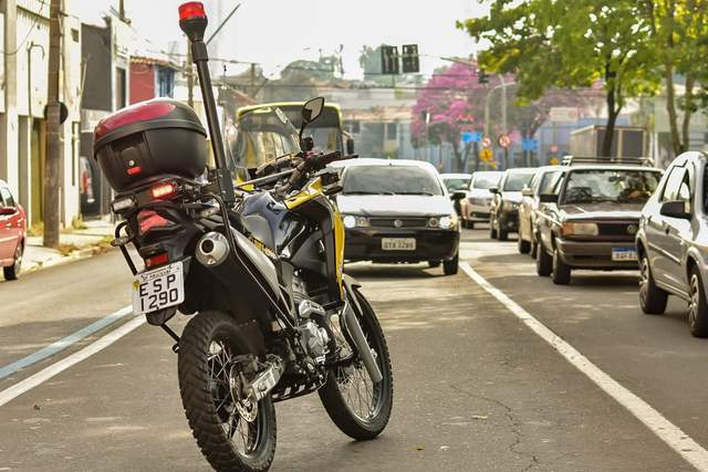 Acidente envolvendo carro e moto deixa trânsito complicado no Centro de Piracicaba
