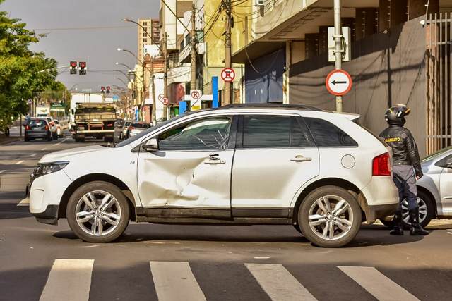 Acidente envolvendo carro e moto deixa trânsito complicado no Centro de Piracicaba