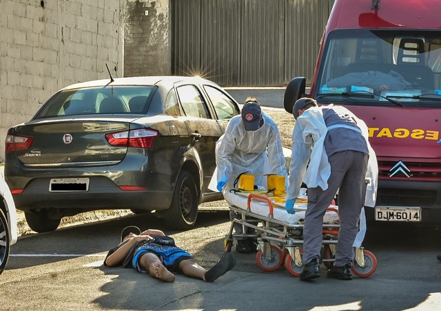 Em Piracicaba, motoqueiro é socorrido pelo resgate após se acidentar com fios na via