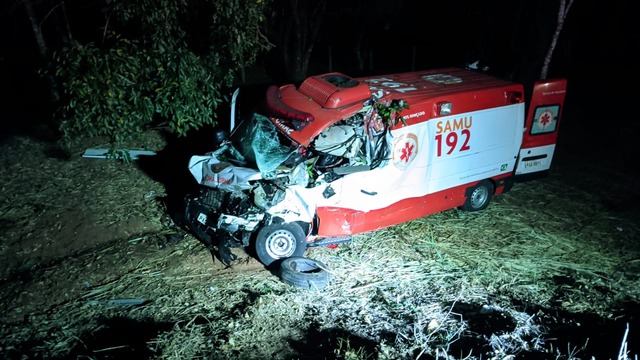Homem de 55 anos morre após viatura do SAMU se envolver em grave acidente