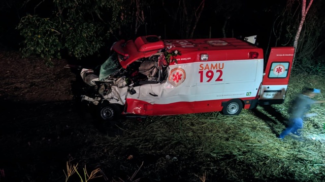 Homem de 55 anos morre após viatura do SAMU se envolver em grave acidente