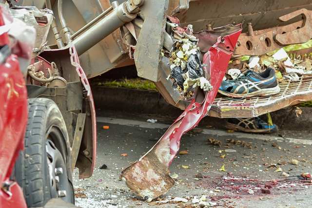 Em Piracicaba, grave acidente entre carro e caminhão de lixo deixa duas vítimas Em Piracicaba, grave acidente entre carro e caminhão de lixo deixa duas vítimas