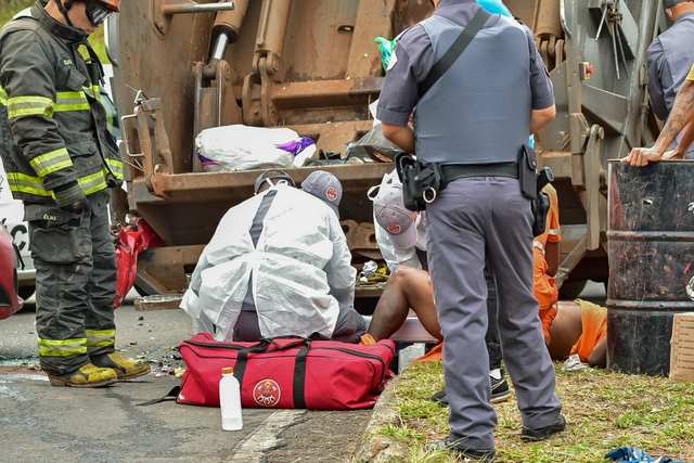 Em Piracicaba, grave acidente entre carro e caminhão de lixo deixa duas vítimas Em Piracicaba, grave acidente entre carro e caminhão de lixo deixa duas vítimas