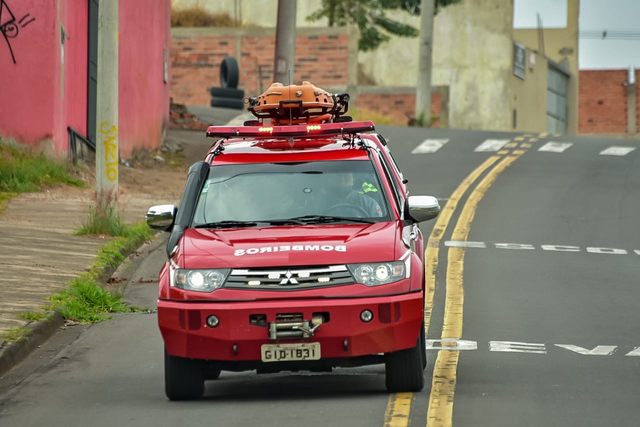 Em Piracicaba, grave acidente entre carro e caminhão de lixo deixa duas vítimas Em Piracicaba, grave acidente entre carro e caminhão de lixo deixa duas vítimas