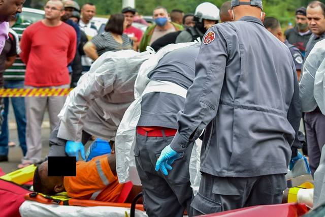 Em Piracicaba, grave acidente entre carro e caminhão de lixo deixa duas vítimas Em Piracicaba, grave acidente entre carro e caminhão de lixo deixa duas vítimas