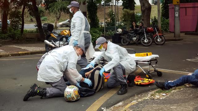 Vítima é socorrida às pressas após sofrer acidente de moto, em Piracicaba (SP)