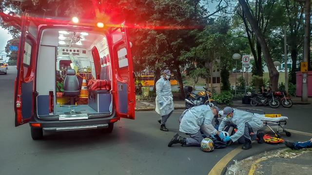 Vítima é socorrida às pressas após sofrer acidente de moto, em Piracicaba (SP)