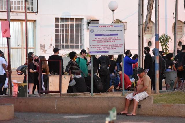 Jovens protestam contra governo em Piracicaba