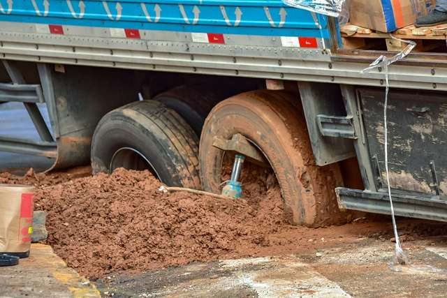 Em Piracicaba, caminhão atola em buraco e deixa parte do Centro sem água