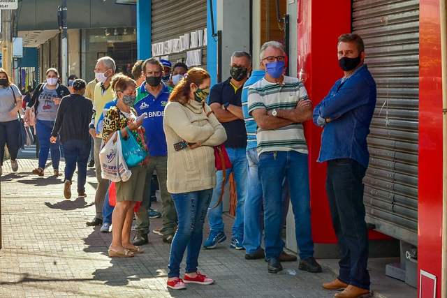 Centro de Piracicaba fica lotado no primeiro dia de flexibilização da quarentena