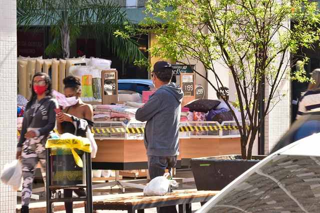 Centro de Piracicaba fica lotado no primeiro dia de flexibilização da quarentena