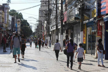 Comércio no centro de SP ignora quarentena e atende clientes