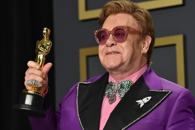 Elton John demite banda e funcionários após ter shows de turnê cancelados