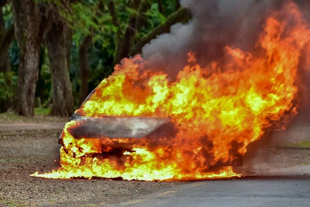 Em Piracicaba, carro pega fogo e bombeiros são acionados para prestar socorro