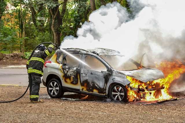 Em Piracicaba, carro pega fogo e bombeiros são acionados para prestar socorro