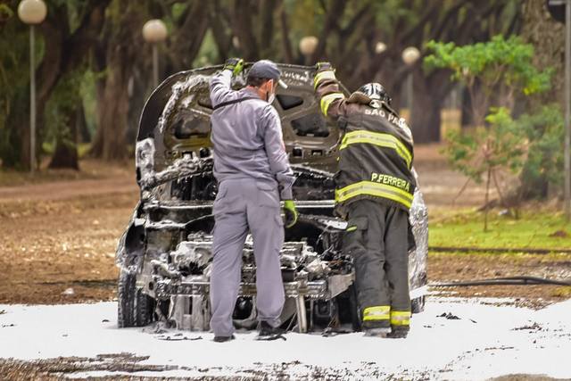 Em Piracicaba, carro pega fogo e bombeiros são acionados para prestar socorro