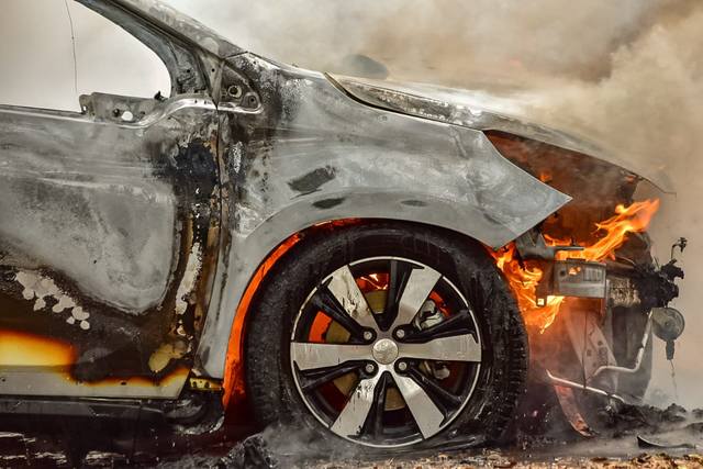 Em Piracicaba, carro pega fogo e bombeiros são acionados para prestar socorro