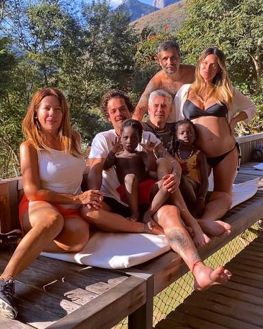 Giovanna Ewbank se reúne com família na quarentena para comemorar aniversário do pai