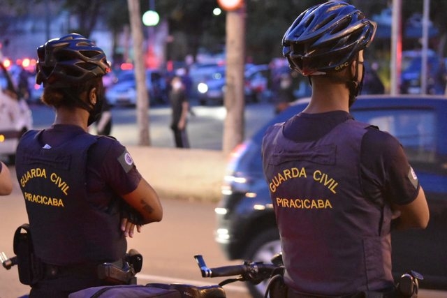 Jovens protestam contra governo em Piracicaba